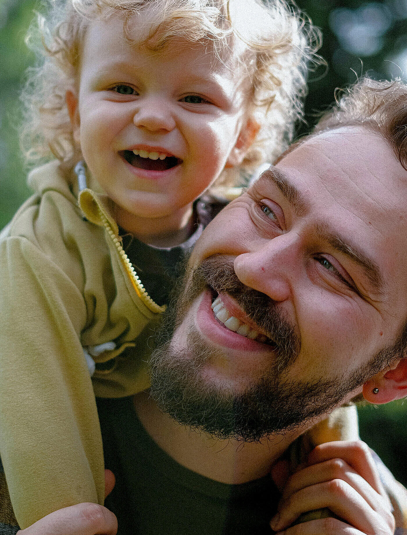 Ein Vater mit seinem Sohn freut sich, weil er die private Krankenversicherung der DONAU abgeschlossen hat. 