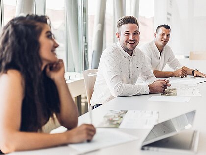 Das DONAU Team sitzt zusammen in einem Meeting.