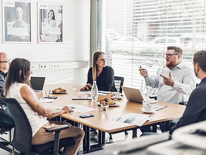 DONAU Team Vorarlberg sitzt zusammen in einem Meeting.