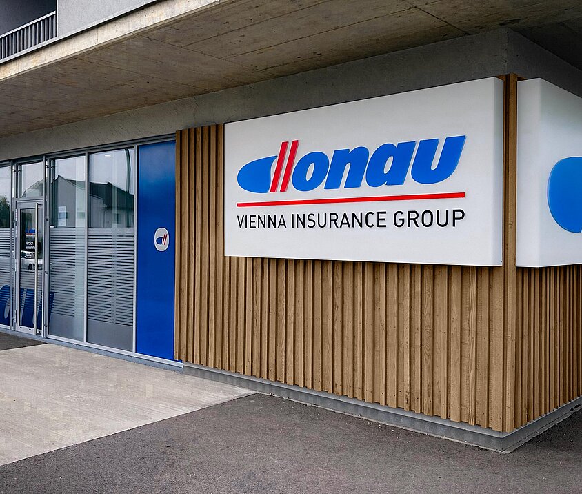 Ein Schild mit Beschriftung "DONAU Vienna insurance Group" ist zu sehen. Hier kann man sich bewerben. 