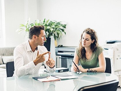 Zwei Kolleg:innen des DONAU Teams Niederösterreich haben eine Besprechung.